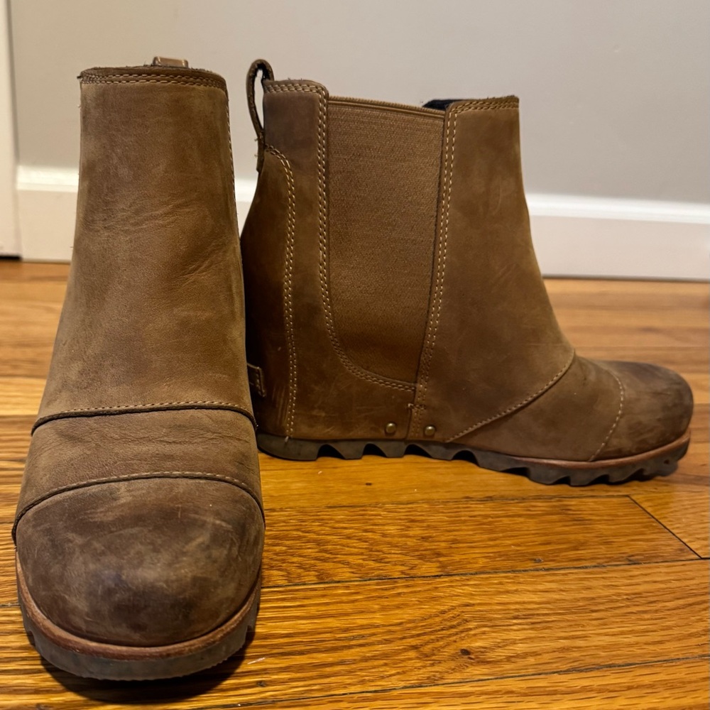 Original Sorel Joan of Arctic Rhapsody Wedge boots. Size 7. Light brown leather.